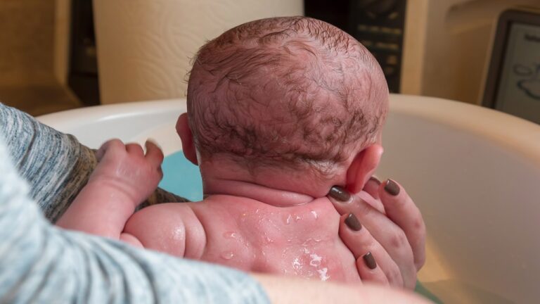 Como dar banho em recém nascido: guia prático para pais de primeira viagem